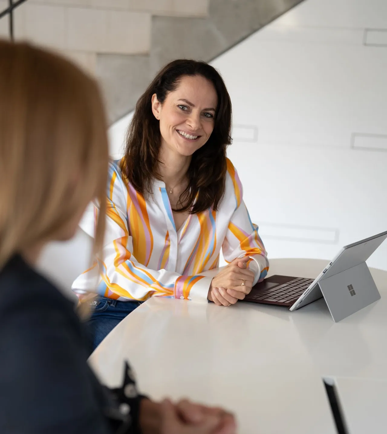 Prof. Dr. Madeleine Bernhardt in einer Solutions-Beratungs­situation mit einer Führungskraft am Computer – Leadership Transformation in Kanzleien